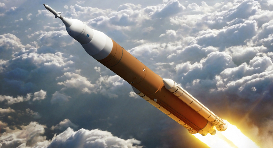 SLS ракета в небе