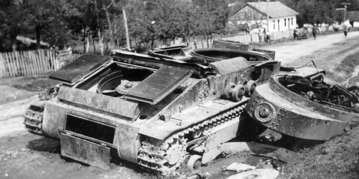 Подбитый танк Т-28