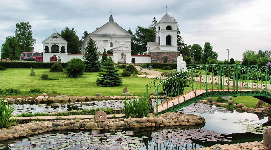 Костел, двор