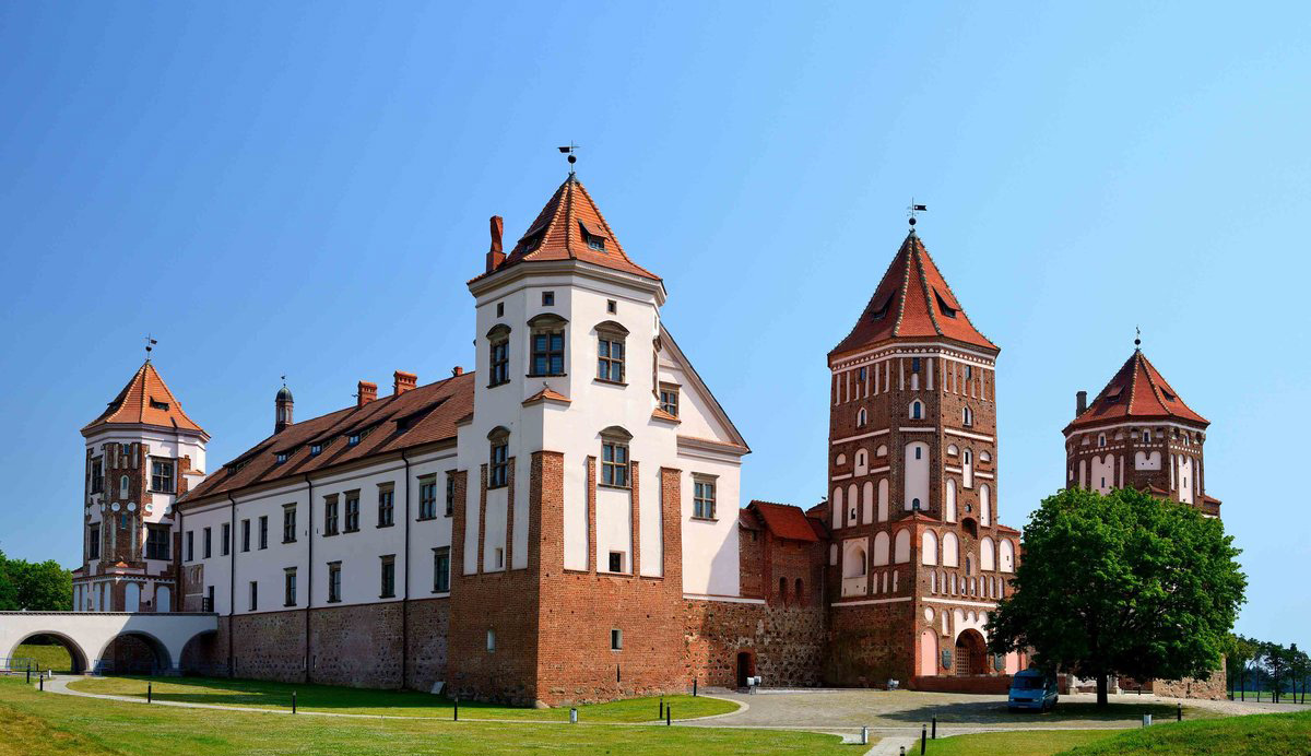 Вид Мирского замка